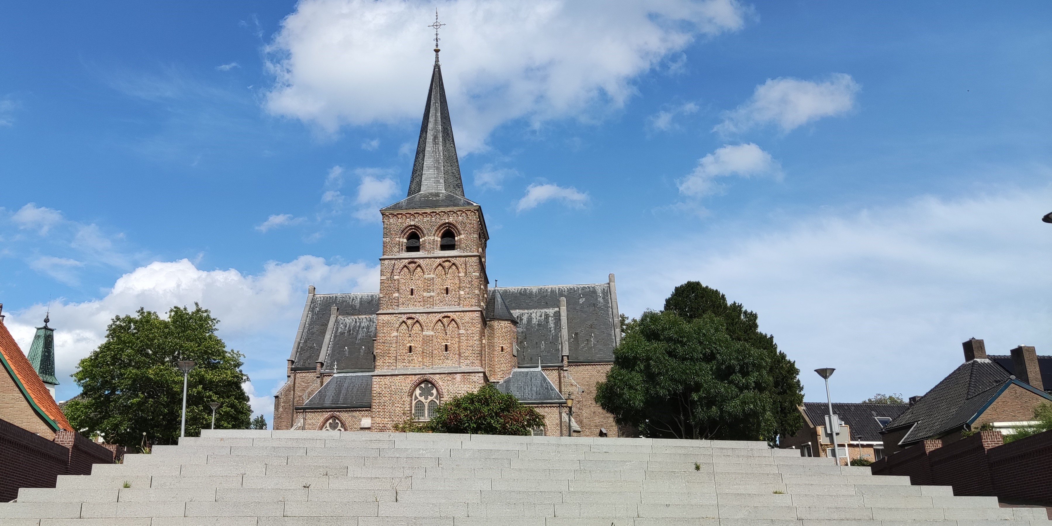 Foto van de kerk van Mook met de trap gezien vanaf het water.  