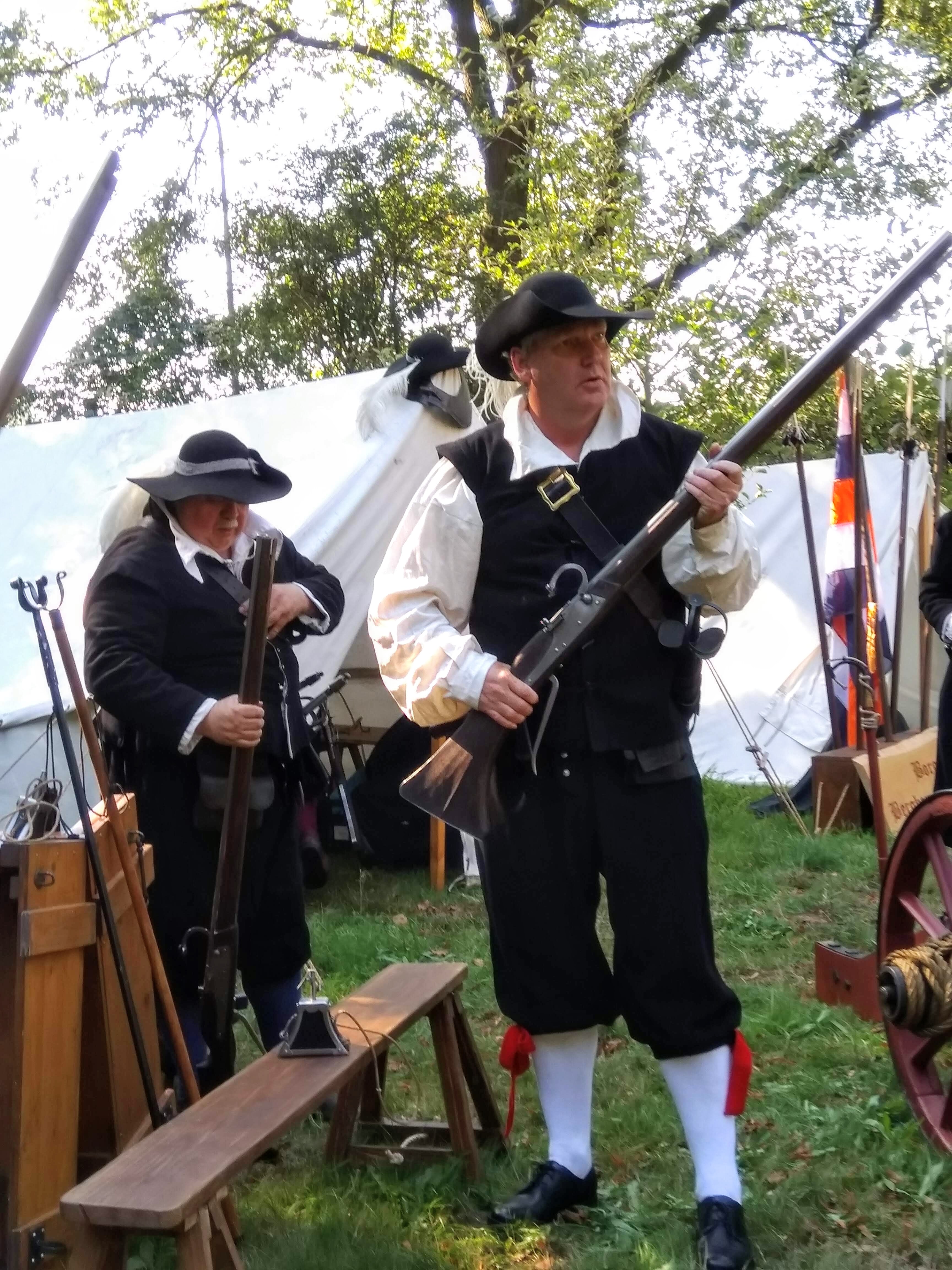Foto van 2 schutters met hun geweren bij een re-enactment.