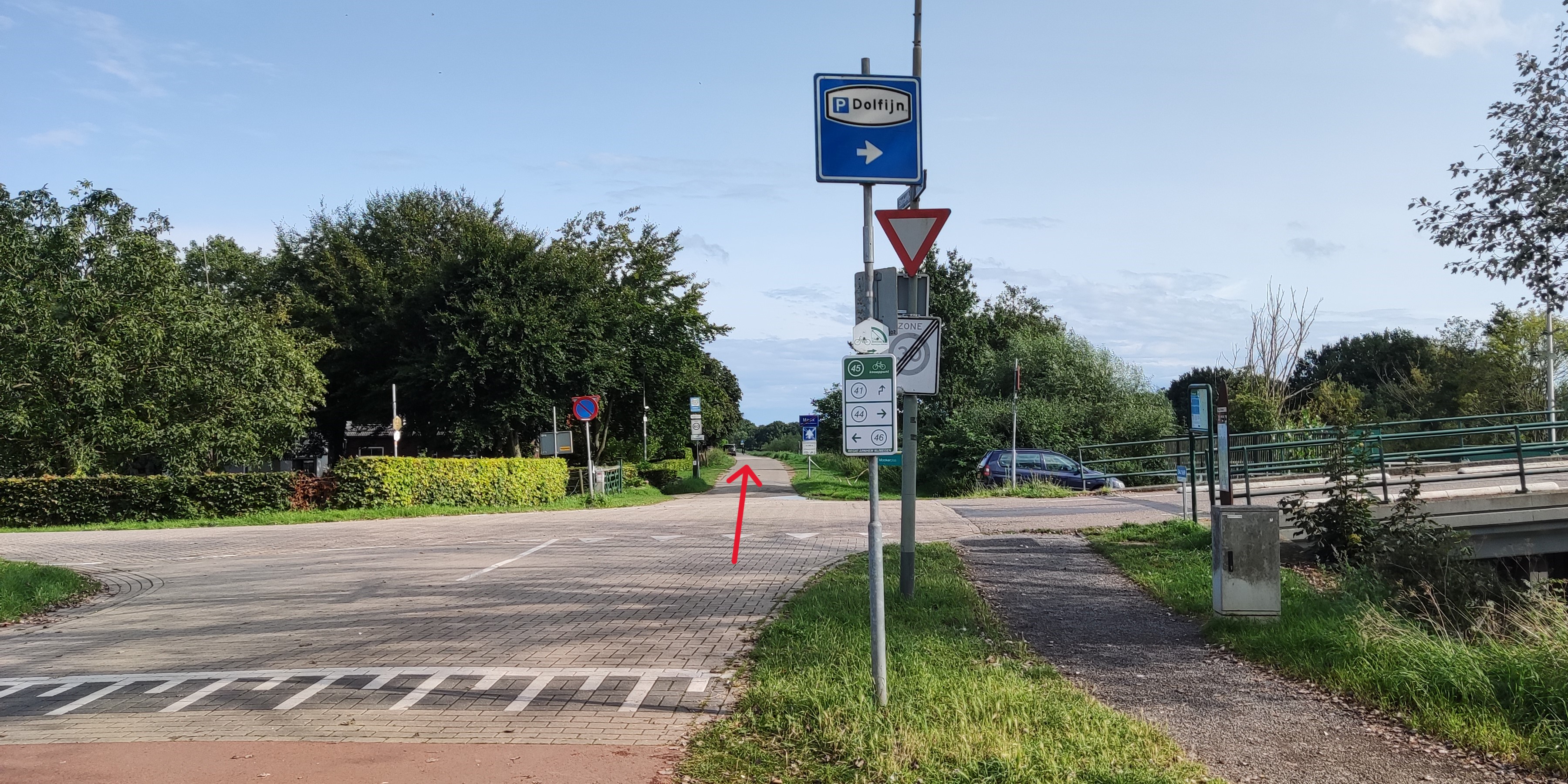 Bij het kruispunt met de brug moet je rechtdoor. 